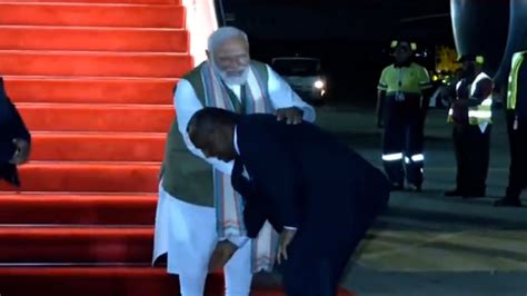 Papua New Guineas Pm Receives Pm Modi At Airport Seeks Blessings By