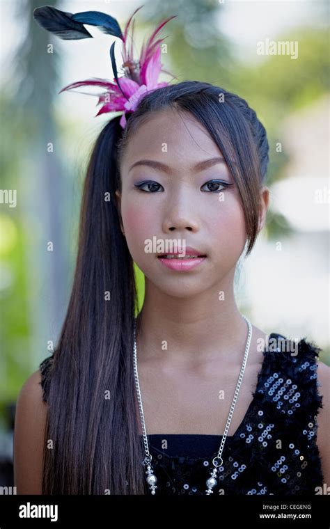Kind Make Up 10 Jahre Alte Thai Girl Mit Gesicht Make Up Und Hair Styling Für Schule Pageant