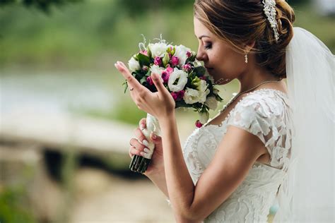 Красивая девушка невеста с букетом в руках обои для рабочего стола