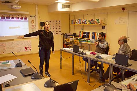 Allt från tjänstemannatexter till vitsar, från sagor till. De lär sig svenska med hjälp av teckenspråk - Auris