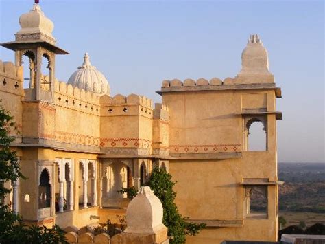 The fort is situated at an altitude of about 125 meters and is spread over an area of 5 sq. Lake City Udaipur: Udaipur Fort Wallpaper