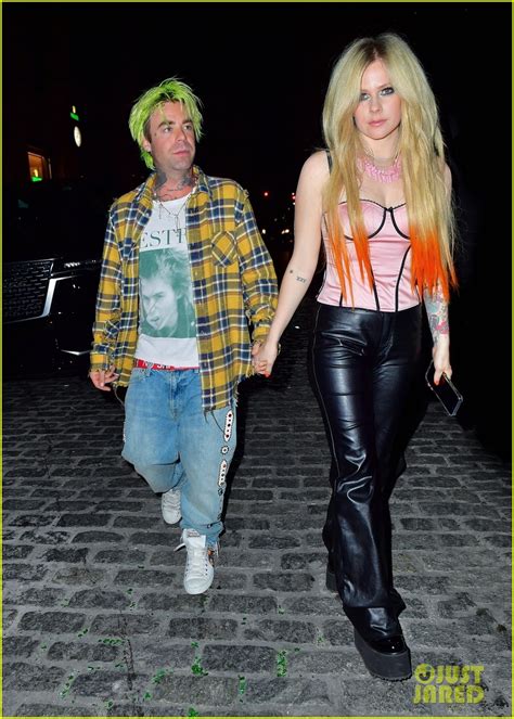 Avril Lavigne And Mod Sun Hold Hands As They Leave A Party In Nyc Photo 4783334 Avril Lavigne