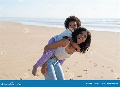 Una Madre Y Una Hija Que Disfrutan De La Playa Foto De Archivo Imagen