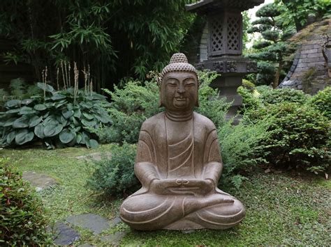 Wir führen feine objekte aus patiniertem steinguss sowie aus massivem italienischem kalkstein, auf wunsch auch exklusiv nach ihren wünschen. Stein-Buddha Siddhartha für Garten - Yajutang Möbel GmbH