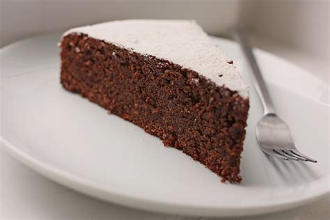Alle nüsse und die mandeln grob hacken. Schoko - Nuss - Kuchen ohne Mehl von friedaaushonolulu ...