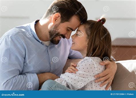 Cariñoso Joven Padre Y Adolescente Hija Abrazando Foto De Archivo