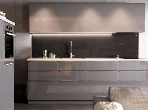 We have a huge selection of cabinets, including models designed to hold appliances, so you can create your ideal layout. Modern, magas fényű szürke IKEA konyha, világos ...