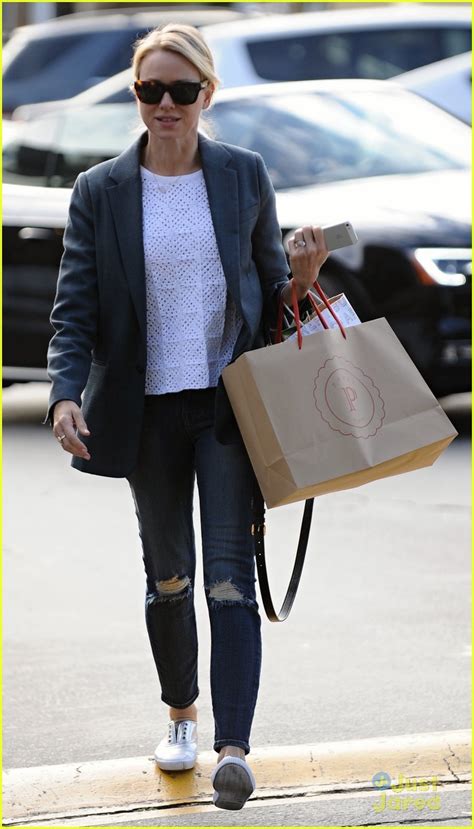 Photo Naomi Watts Trades Glam For Casual After Oscars01 Photo