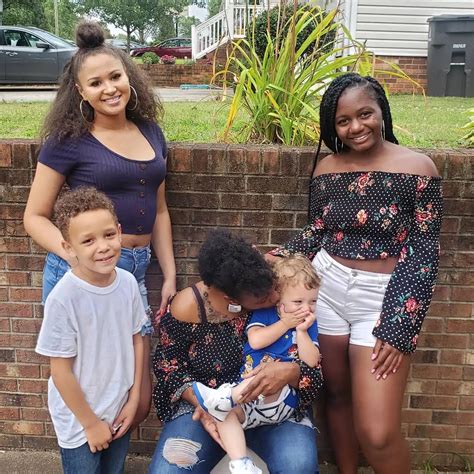 Une famille noire adopte un bébé blanc et apprend une belle leçon de vie