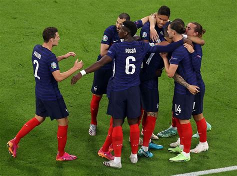 Goffo gesto del difensore, ma i bleus giocano meglio. Germania-Francia, social tra "gufate" e ammirazione