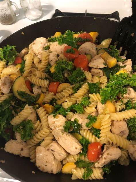 This spaghetti is so good, we could eat it every day. Meal-Prep Garlic Chicken And Veggie Pasta Recipe by Tasty ...
