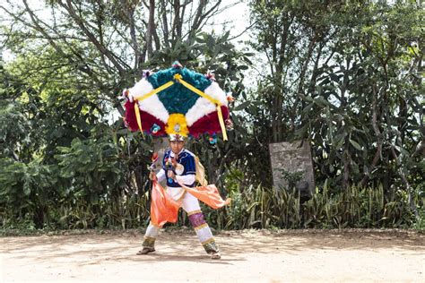 Una De Los Bailes Folclóricos Más Populares Del Estado De Oaxaca Es La “danza De La Pluma