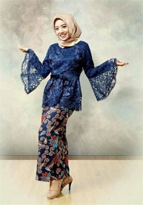 Gamis warna beige satu ini bentuknya lurus longgar tapi variasi garisnya nggak akan membuatmu bosan dilihat deh. Kebaya Jadi Tile - Kebaya Mudo