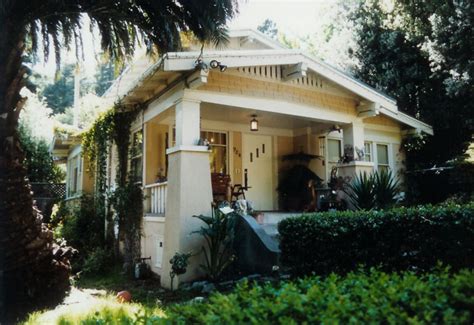 Bowes published his first plan book and 1921, his skill dramatically improved. File:Craftsman Residential House.jpg - Wikipedia