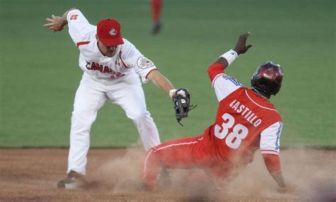 Report Rusney Castillo Signs With Boston Red Sox For Record Deal