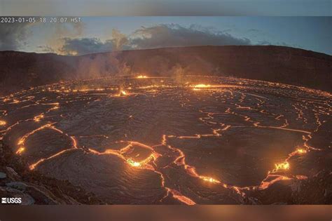 Hawaii’s Kilauea Volcano Erupts Again Summit Crater Glows