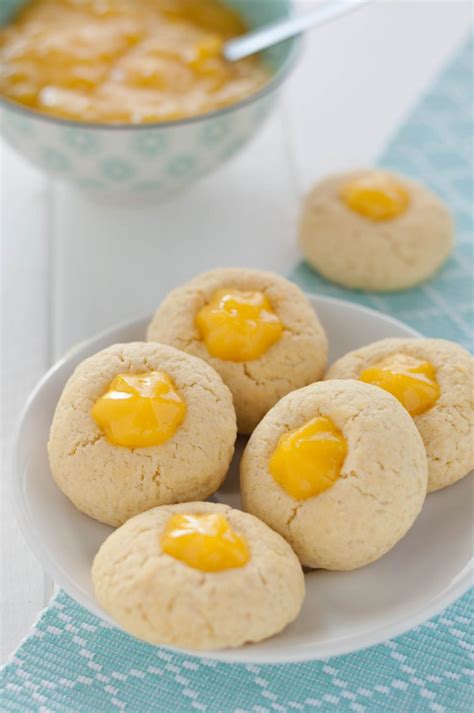 La scorza e il succo di limone rendono questo appetibile dolcetto un ottimo fine pasto o una gustosa merenda. Biscotti morbidi con crema al limone