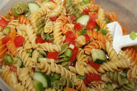 The first is that you only use 1/2 pound of pasta (most pasta salad recipes, including the rest of the ones in this showdown, call for 1 pound). Recipe Tangy Vegetable Pasta Salad | The Frilly Apron