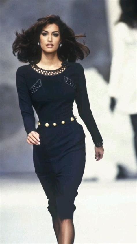 1990s Runway Yasmeen Ghauri Outfits 80er 90er Kleidung Kleiderstile