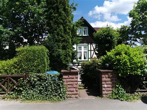 Doppelhaushälfte kaufen in bad sachsa, 460 m² grundstück, 190 m² wohnfläche, 10 zimmer dieses großzügig geschnittene efhdhh befindet sich im schönen und ruhigen heilklimatischen luftkurort steinaeinem ortsteil der uffestadt bad sachsadieses haus bietet viel wohnnutzfläche mit potenzial. Haus Bad Sachsa