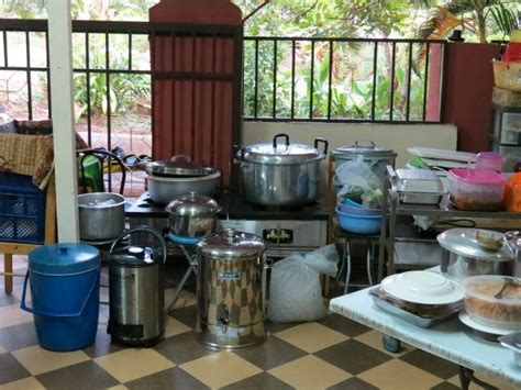Padahal jika seorang perempuan sudah menikah maka pengambil keputusan adalah suaminya, sedangkan dia justru ayahnya. Papillon Putih: Visit to Rumah Orang Tua Al-Ikhlas