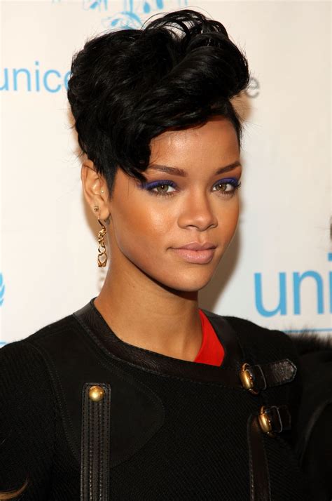 40 Rihanna Hairstyles To Inspire Your Next Makeover Huffpost Life