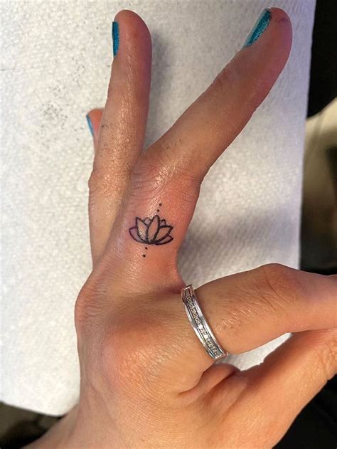 30 simple and small finger tattoos that you ll want to copy small