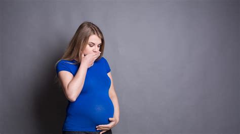 Cairan vagina, baik berupa keputihan atau darah, yang keluar saat hamil patut diwaspadai sebagai gejala keguguran. Saat Hamil Keluar Bercak Darah dari Organ Intim, Bahayakah?