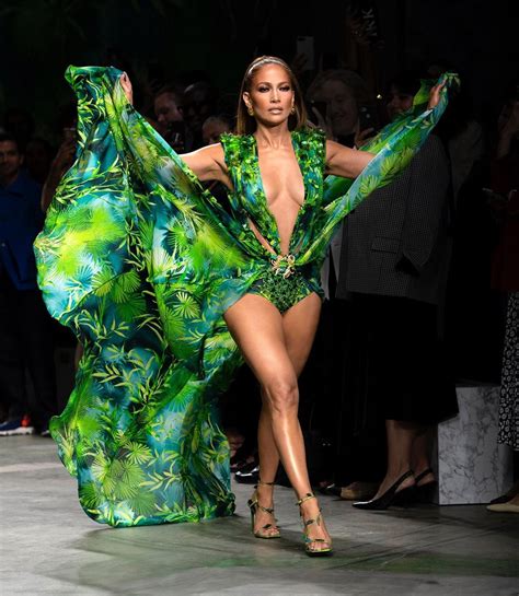 Jennifer Lopez Deslumbra Em Desfile Da Versace Com Ic Nico Vestido Verde Movenot Cias