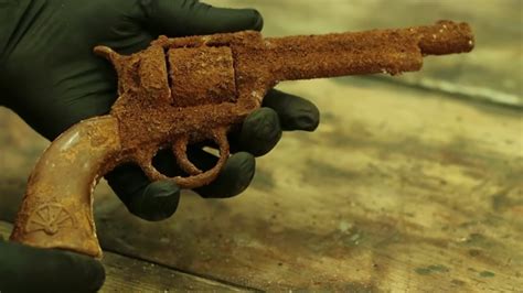 Rusty Gun Restoration 🔫 Metal Revolver And Exploding Pistol Toy Gun