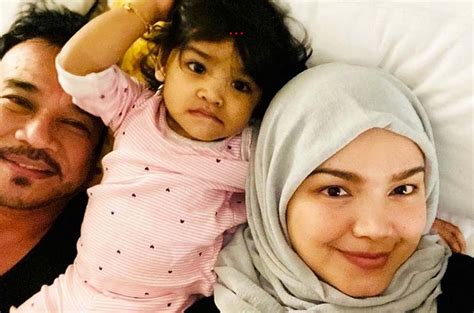 Namun, dato' siti nurhaliza mengambil keputusan untuk berdiam diri terlebih dahulu mengenai status kehamilannya itu. Siti Nurhaliza Reveals That She Is Ready For Baby No.2