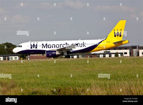 Airbus A320 200 Flugzeug Im Besitz Von Monarch Am Flughafen Leeds