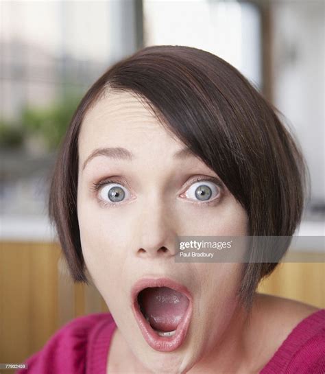Femme Choqué Avec La Bouche Ouverte Photo Getty Images