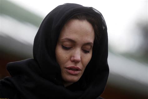 20 Images Of Angelina Jolie Without Makeup