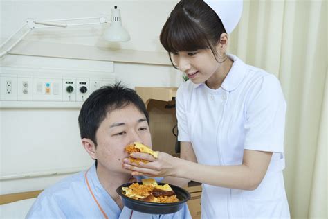 患者に手づかみでオムライスを食べさせる看護師 看護師フリー写真素材サイト スキマナース