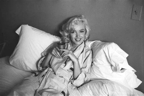 Marilyn Monroe Pictures Look Marilyn Monroe In Bed And Sticking