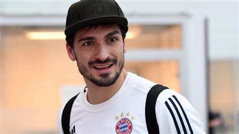 Born 16 december 1988) is a german professional footballer who plays as a centre back for bundesliga club borussia dortmund and the. Mats Hummels begeistert die Fans mit lustiger Gesangseinlage