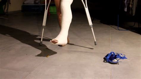 Crutching In A Long Leg Cast In 2020 Long Leg Cast Leg Cast Long Legs