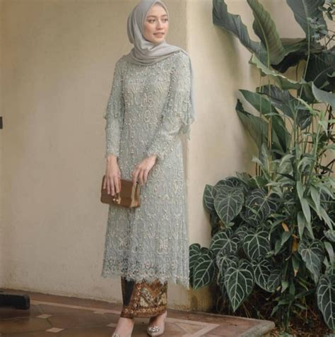 Untuk yang sedang mencari referensi model batik, kamu bisa memakai setelan dengan baju kurung. Kebaya Cantik Desain Modern - Muslimah Cantik