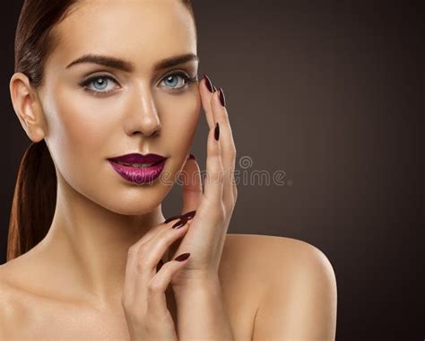 De Make Up Van De Vrouwenschoonheid Mannequin Face Make Up De Spijkers Van Ogenlippen Stock