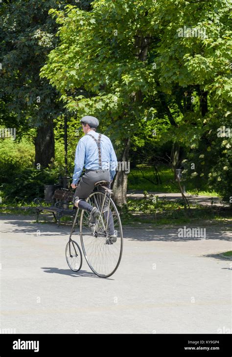 Alte Radfahrerin Fotos Und Bildmaterial In Hoher Auflösung Alamy