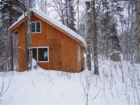 Off the grid tiny home videos are all the rage at the moment. Off-Grid Cabin in Alaska