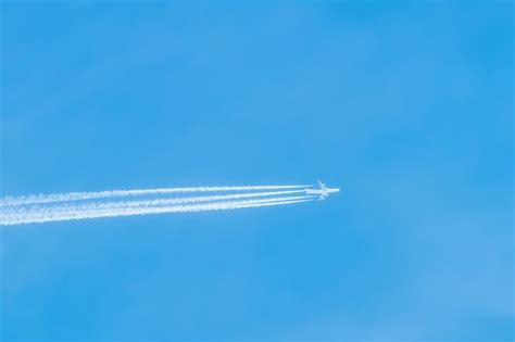 Tiro de um avião a jato alto no céu azul avião no céu azul deixa