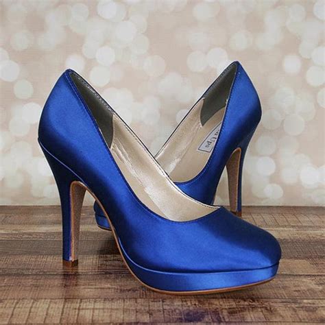 Ecco le più belle scarpe da sposa colorate per chi sogna nozze glamour e anticonvenzionali, in colori dal rosso al rosa e al giallo, dal blu . Blu scarpe da sposa qualcosa di blu qualcosa di blu scarpe ...