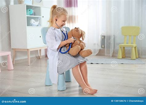 Nettes Kind Das Als Doktor Beim Spielen Mit Stethoskop Sich Vorstellt Stockfoto Bild Von
