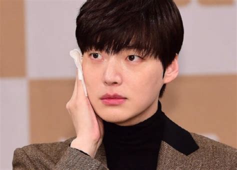 Jun jul 24 2017 4:22 pm he is so handsome from any perspectives oh my god. Ahn Jae Hyun seen sweating profusely at his drama presser ...