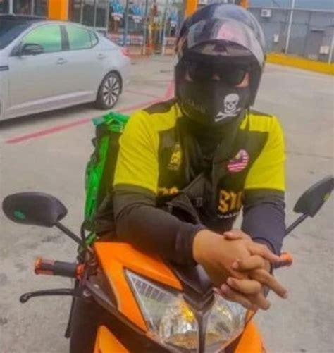 .for grab rides, pay for grabfood, and still be rewarded on grab rewards (rm1 gives 10 points for malaysia, grabpay looks to be still in its infancy. Grab Food Rider Gets Free Cake & Big Tip For His Service ...