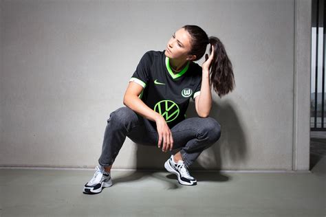 V., commonly known as vfl wolfsburg (pronounced ˌfaʊ ʔɛf ʔɛl ˈvɔlfsbʊɐ̯k) or wolfsburg, is a german professional sports club based in wolfsburg. VFL Wolfsburg uitshirt 2020-2021 - Voetbalshirts.com