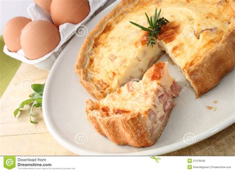Die quiche lorraine ist ein klassiker in der französischen küche. Quiche Lothringen stockfoto. Bild von speck, mittagessen ...