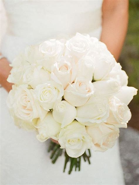 49 Innocently Elegant White Wedding Bouquets To Set Your Big Day Apart